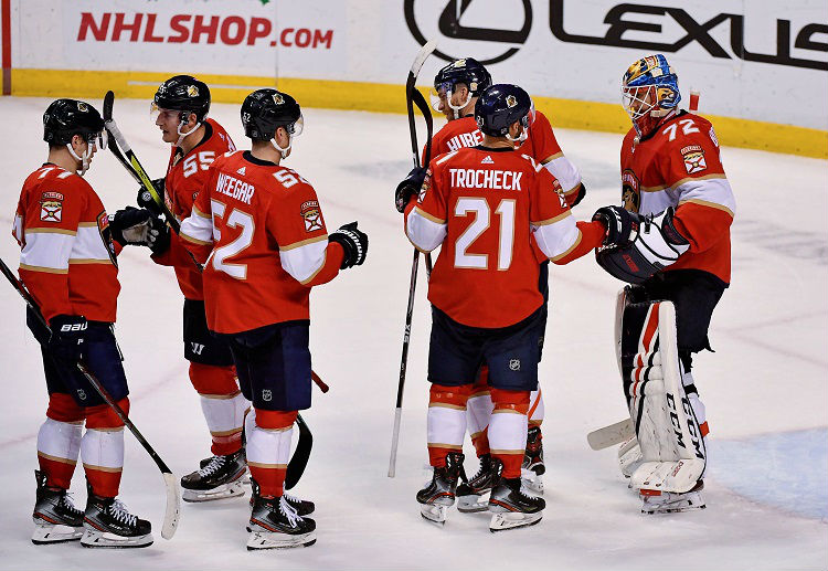 플로리다의 수비수 조시 브라운이 12월 12일 뉴욕 아일랜더스와의 홈 경기에서 매튜 바잘의 슛이 빗나가자 퍽을 몰고 센터라인으로 돌진하고 있다.