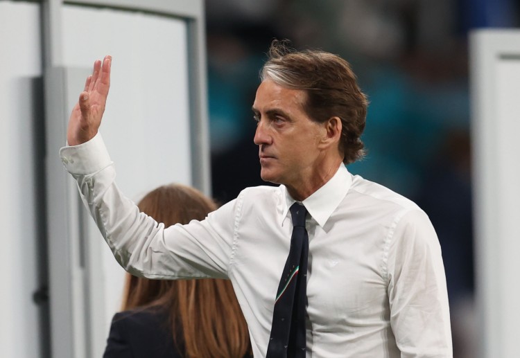 意大利的球员德布劳内正在场边热身