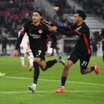 Bundesliga: Frankfurt có chiến thắng kịch tính