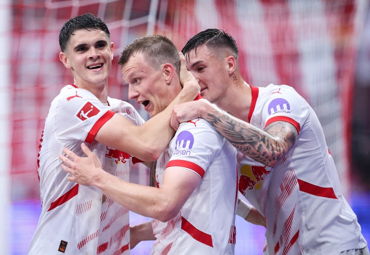 မန် နာမည်ကြီး သတင်းဌာန Bild ကလည်း ပရီးမီးယားလိဂ် ကလပ်ဟာ ဆလိုဗေးနီးယား တိုက်စစ်မှူး ဘင်ဂျာမင် ဆက်စ်ကိုနဲ့ ပုဂ္ဂိုလ်ရေးဆိုင်ရာ သဘောတူညီမှု ရရှိသွားပြီ ဖြစ်ကြောင်း အတည်ပြုထားခဲ့ပါတယ်။