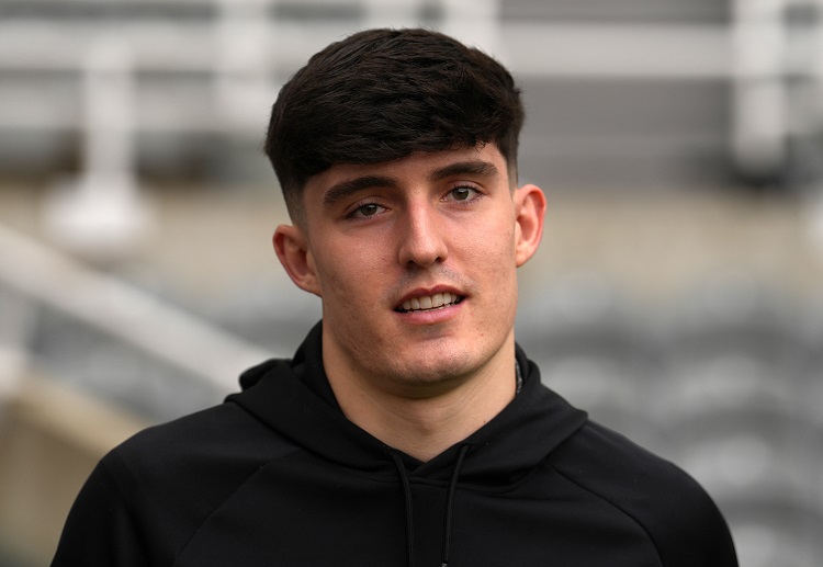 ဒီကစားသမားကို ဘာစီလိုနာက စိတ်ဝင်စားနေပေမယ့်လည်း နယ်သာလန်သားက ပရီးမီးယားလိဂ်ကို ပြောင်းရွှေ့ဖို့ နီးစပ်နေပြီ ဖြစ်ကြောင်း Mundo Deportivo ရဲ့ ဖော်ပြချက်အရ သိရပါတယ်။