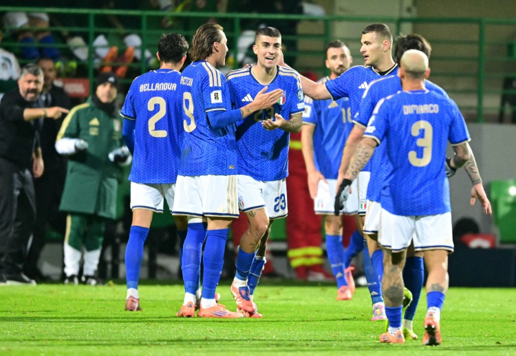 အီတလီဟာ ၂၀၂၆ ကမ္ဘာ့ဖလား ခြေစစ်ပွဲ ဥရောပဇုန် အုပ်စုအဆင့်မှာ နော်ဝေရဲ့ နောက် အုပ်စု ဒုတိယနေရာသာ ရရှိခဲ့တာကြောင့် တိုက်ရိုက် ခြေစစ်ပွဲ မအောင်မြင်ဘဲ ပလေးအော့ဖ် ထပ်ကစားရဖို့ ရှိလာခဲ့တာ ဖြစ်ပါတယ်။